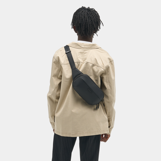 NOMATIC Navigator RS Sling 1L in black, worn cross-body by model