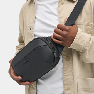 NOMATIC Navigator RS Sling 1L in black, close-up worn cross-body by model